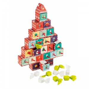 több ajándék doboz karácsonyfa alakú